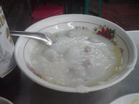 タイの屋台の鶏肉卵粥（おかゆ）