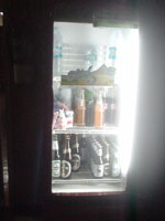 階段入り口にある冷蔵庫